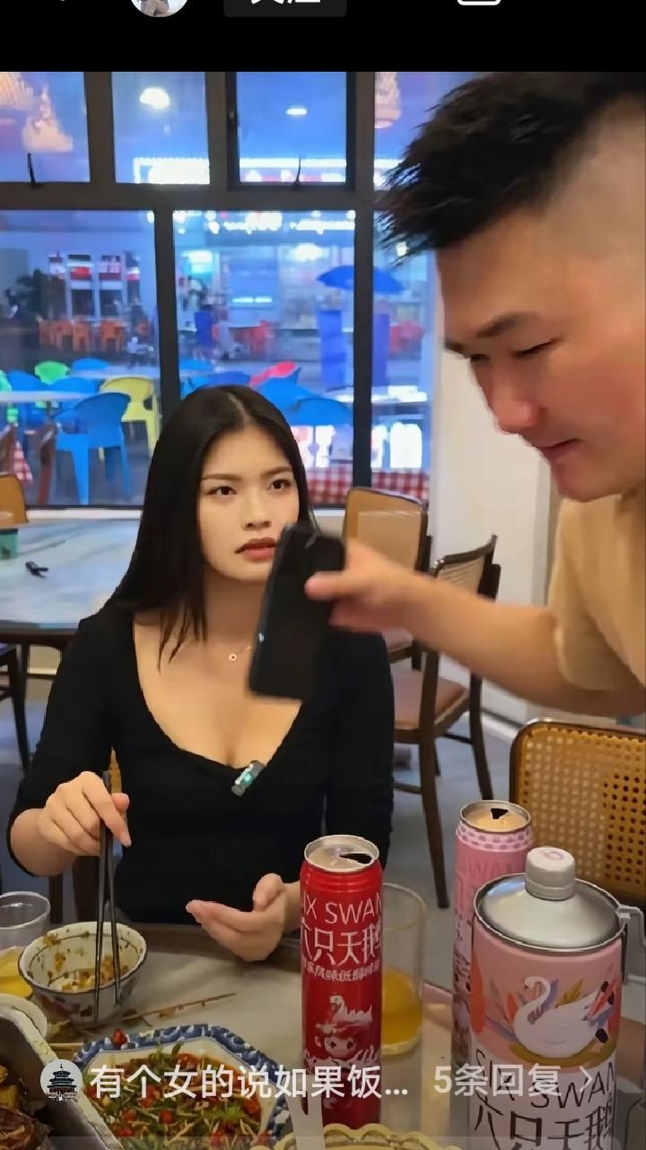 相亲结束，女生提出两人不合适，就此作罢。男生没有纠缠，却拿出账单，要求饭钱AA。