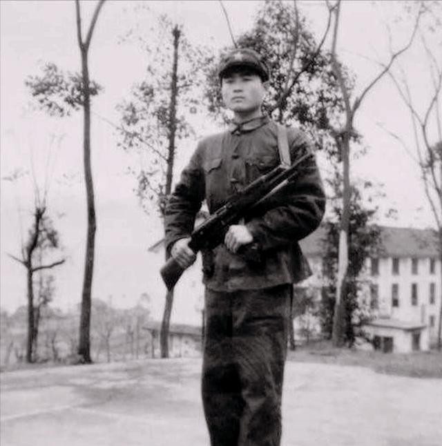 1970年一天，警卫班长郭云梦买来一兜子苹果，回到了什坊院。进入前院（四合院），