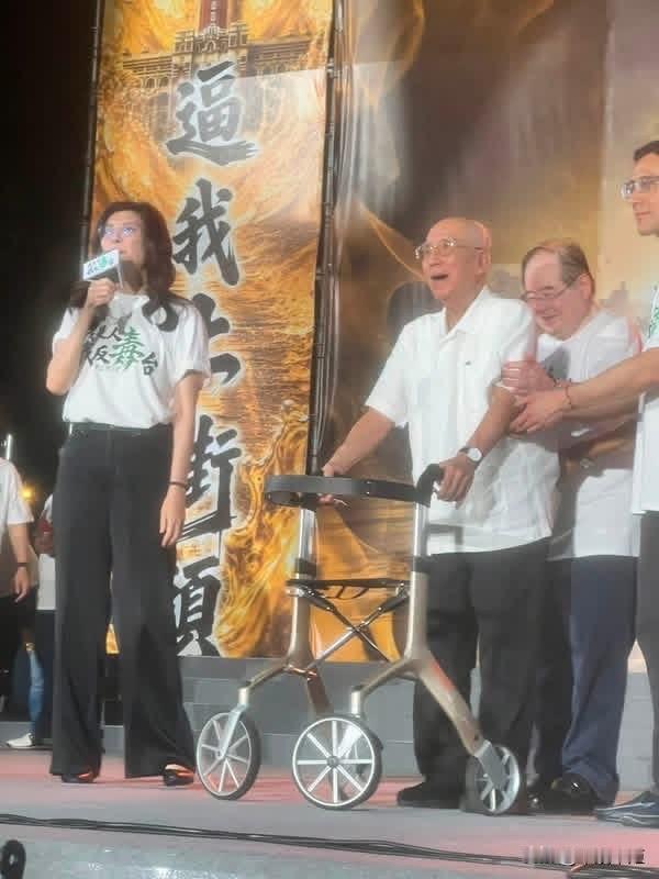 国民党昨天（25日）晚上举办“我是人，我反毒台”上凯道活动，最后由郑丽文讲话，原