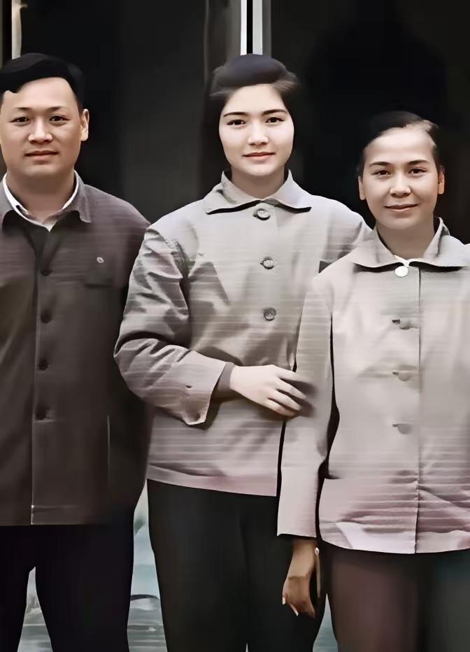 1947年，贺子珍、李敏、毛岸青，哈尔滨火车站。