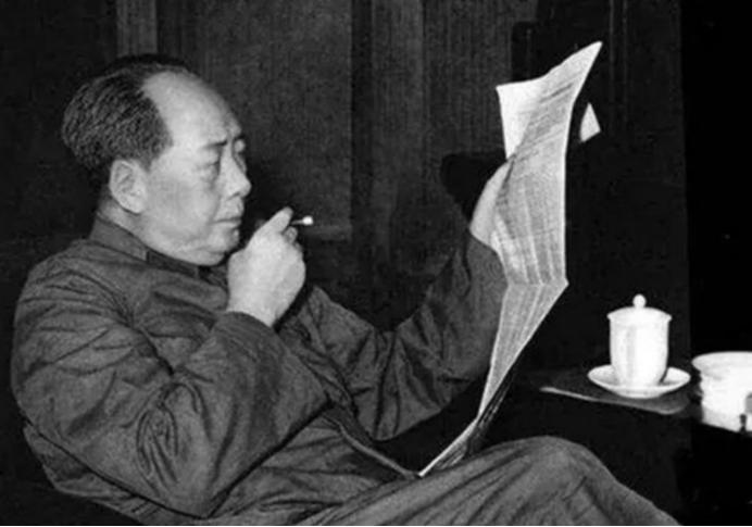 1969年的一次会议上，毛主席看了正在抽雪茄的李先念很久后，说道：先念啊