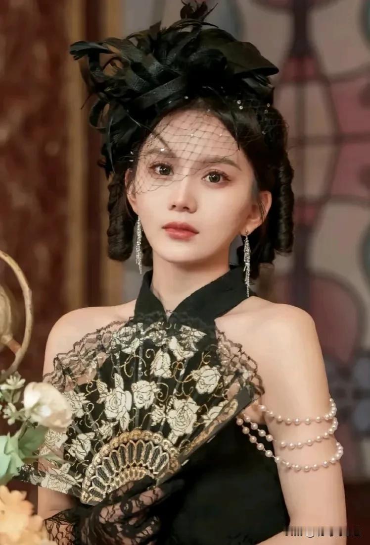 我觉得短剧演员不是想拒绝演长剧，因为但凡有点儿事业心的人都不会拒绝任何好的机会。