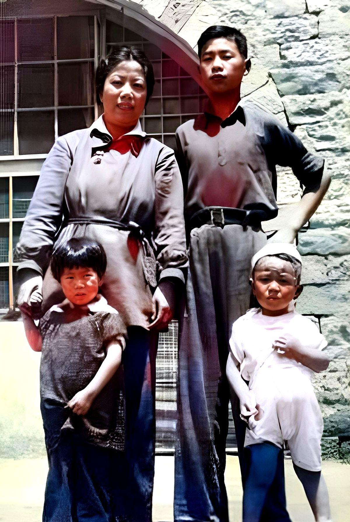 1945年，延安窑洞前，邓颖超搂着三个没血缘的孩子拍了一张照。最大的女孩叫孙