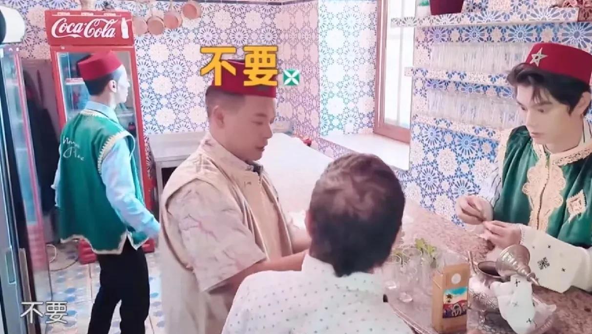 林大厨和丁禹兮在摩洛哥餐厅打工，学习做摩洛哥茶时，林大厨提出把薄荷拍一拍更入味，