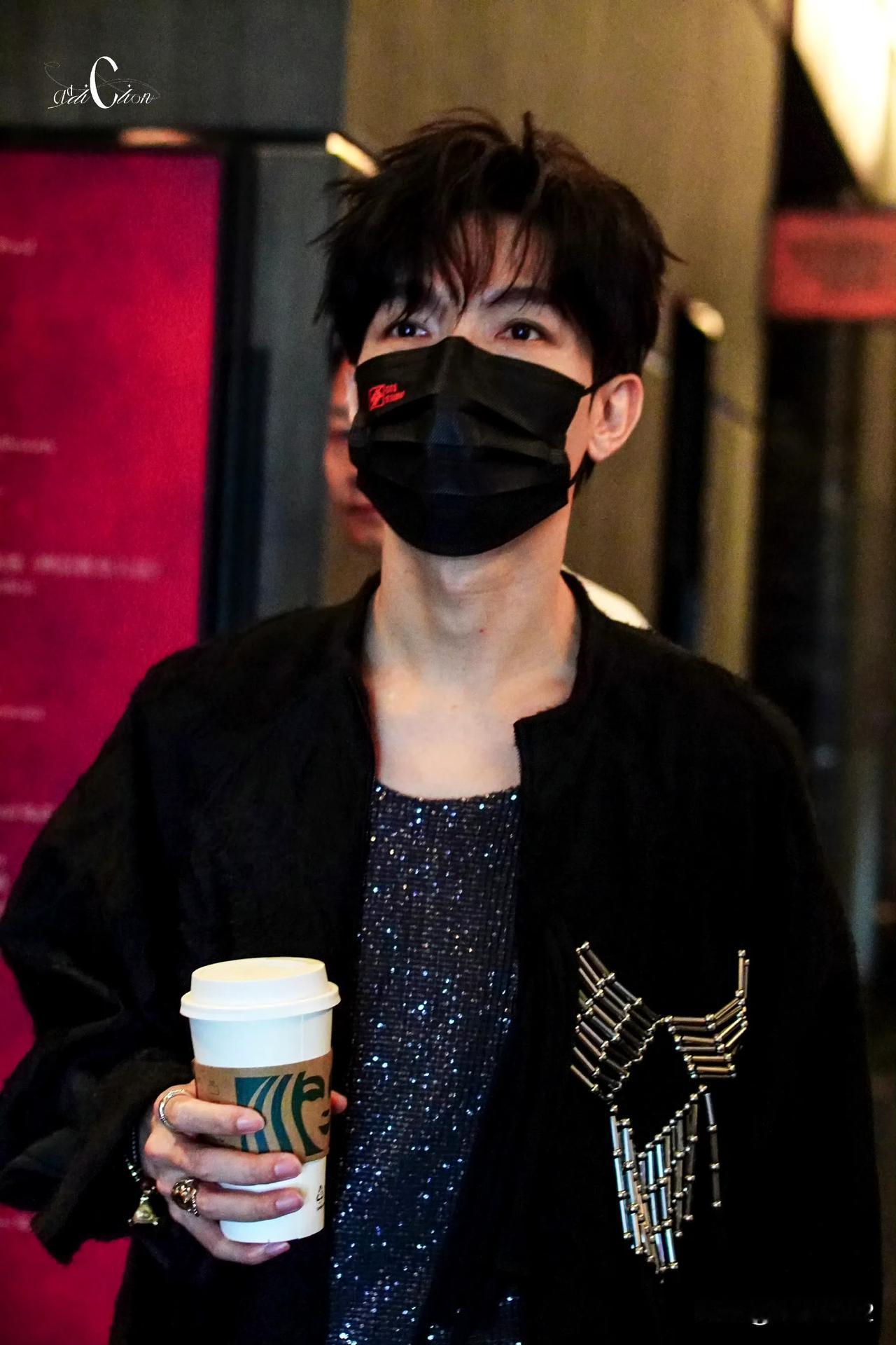 陈楚生长沙上班彩排喽上周穿皮衣这周穿皮裤不变的是闪亮内搭里里就是要做