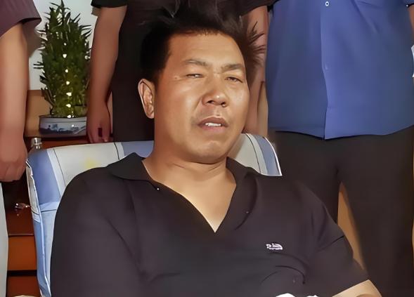 一把门锁牵出惊天大案！2001年，郑州3名民警，在二七区绿城花园开展入户排查，原