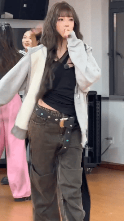 欧阳娣娣这是音综还是选秀音综舞台惊现“选秀黑马”！欧阳娣娣红色吊带造型甜酷满