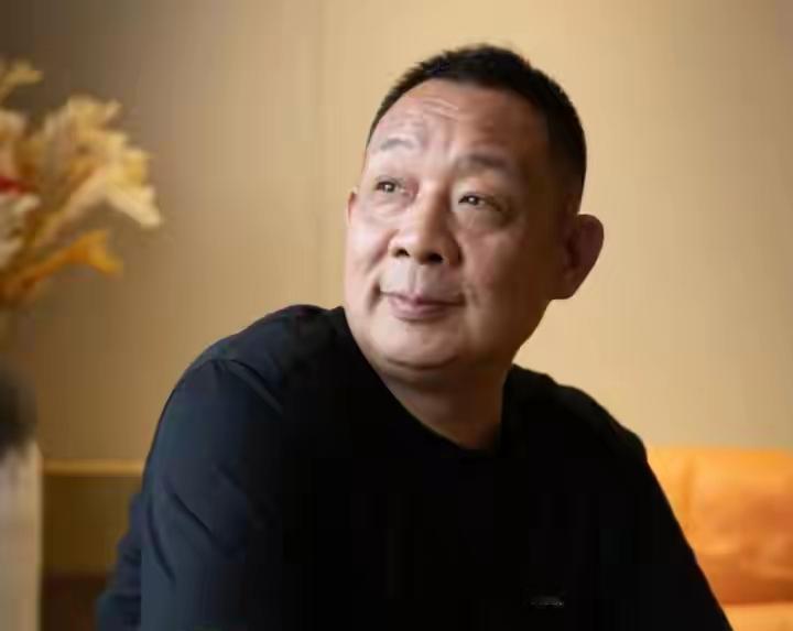 我敢说，60岁的于东来，只要不塌房，开不开超市都无所谓了。不是他儿子要接班，也
