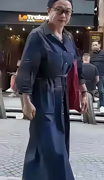 57岁的金星，慢慢开始暴露男人相了！金星行走在法国街头，身穿女士时髦连衣