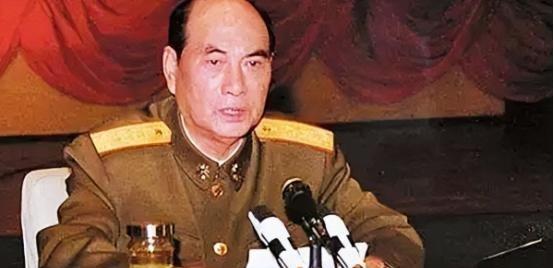 1998年，张万年出访美国，当他刚踏进美国宁堡陆军基地，一个美军司令突然跳了出来