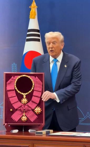 李在明高规格接待特朗普,老特这待遇比在日本还要有场面啊!据悉,在10月29日,