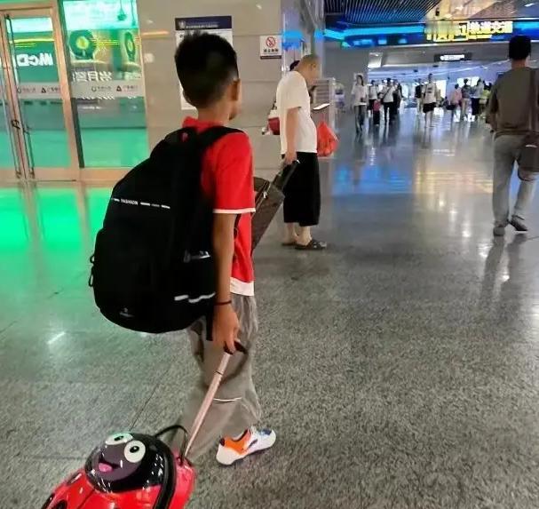 令人心酸难过啊！在福建福州发生了这样一件事:一个11岁小男孩妈妈不在了，