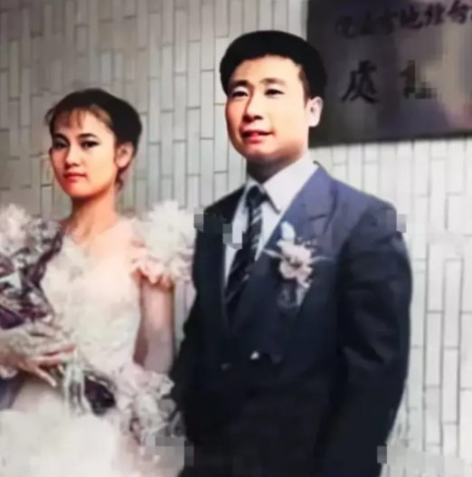 1983年，叛逃台湾的飞行员王学成结婚了。面对镜头，人生二次小登科的王学成红光满