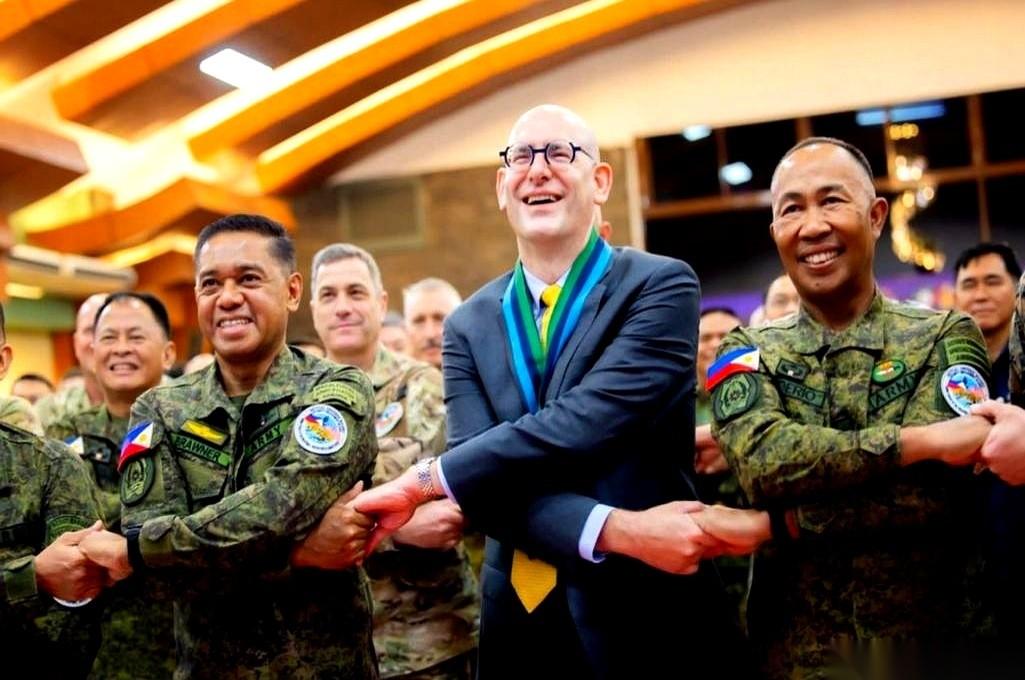 美日澳菲四国军演，上百艘舰艇在吕宋岛拉开架势，正准备大秀肌肉。突然，雷达屏幕上