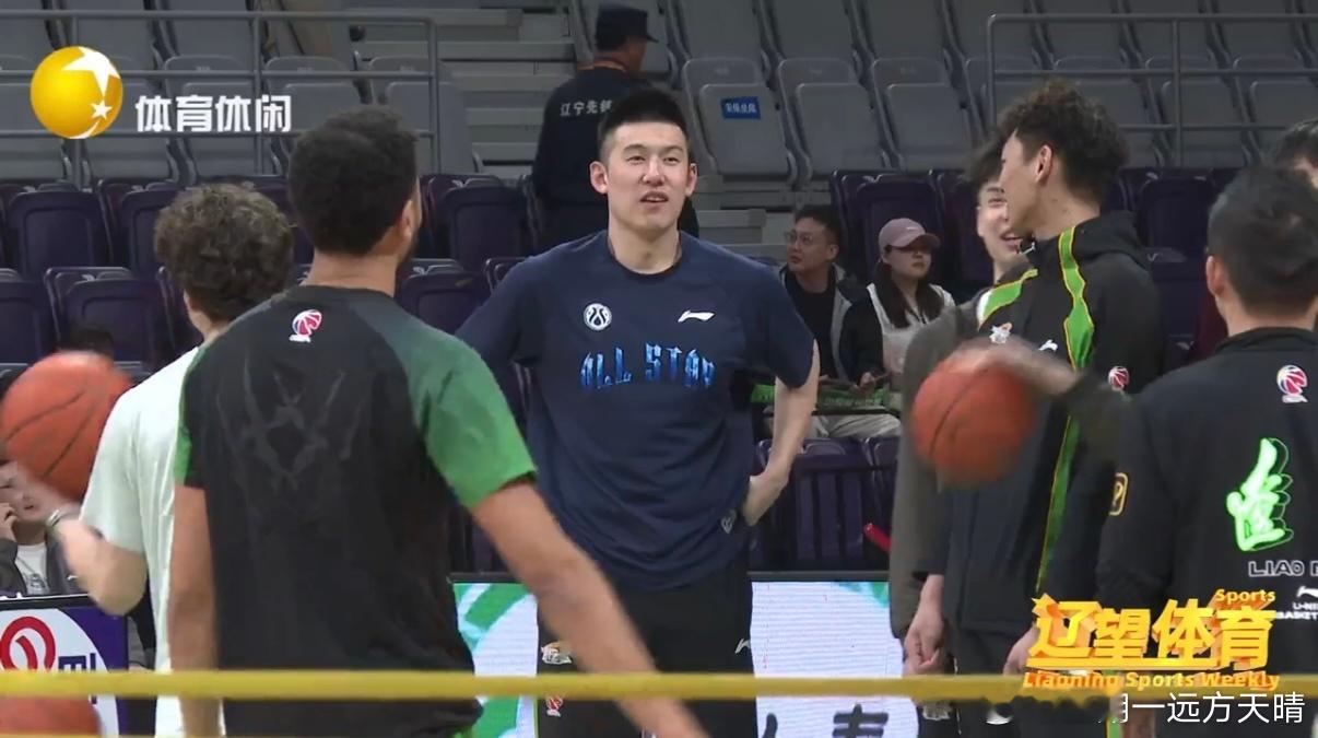 辽宁男篮大付和小邢、小代三人聊得挺好～嘎嘎乐～