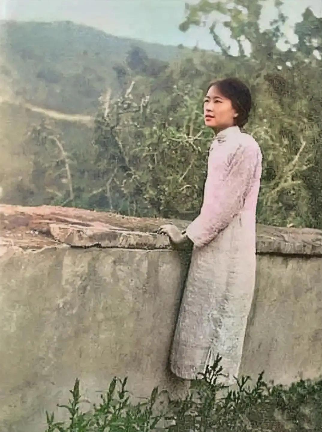 这是林徽因在香山养病期间的真实容貌，都看看吧，虽然病魔缠身，但从面容上看，她还是