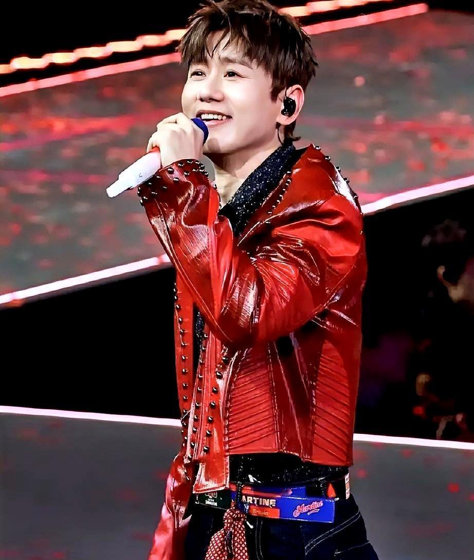 演唱会刚散场，张杰转身就把一百多万现金砸向幕后团队。你见过庆功宴发红包，厚