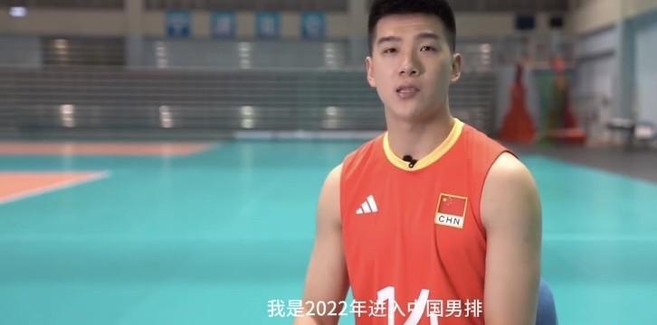 大家好，我是翟德军，我是2022年进入中国男排。这次集训能让我感觉整个队伍大家