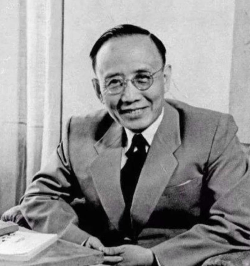 1912年洞房之夜，郭沫若见发妻太丑，拒绝同房，就在他转身要走时，发妻拉住他苦苦