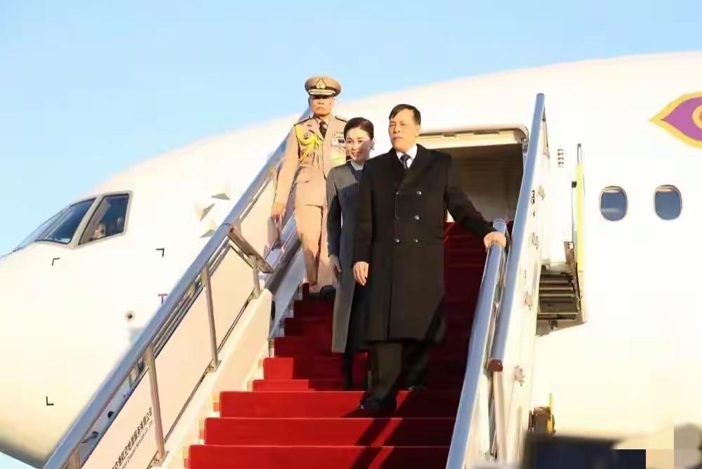 最近泰国国王访华，主角肯定是泰国王，但和他一起随访的王后苏提达更加吸引大家的注意