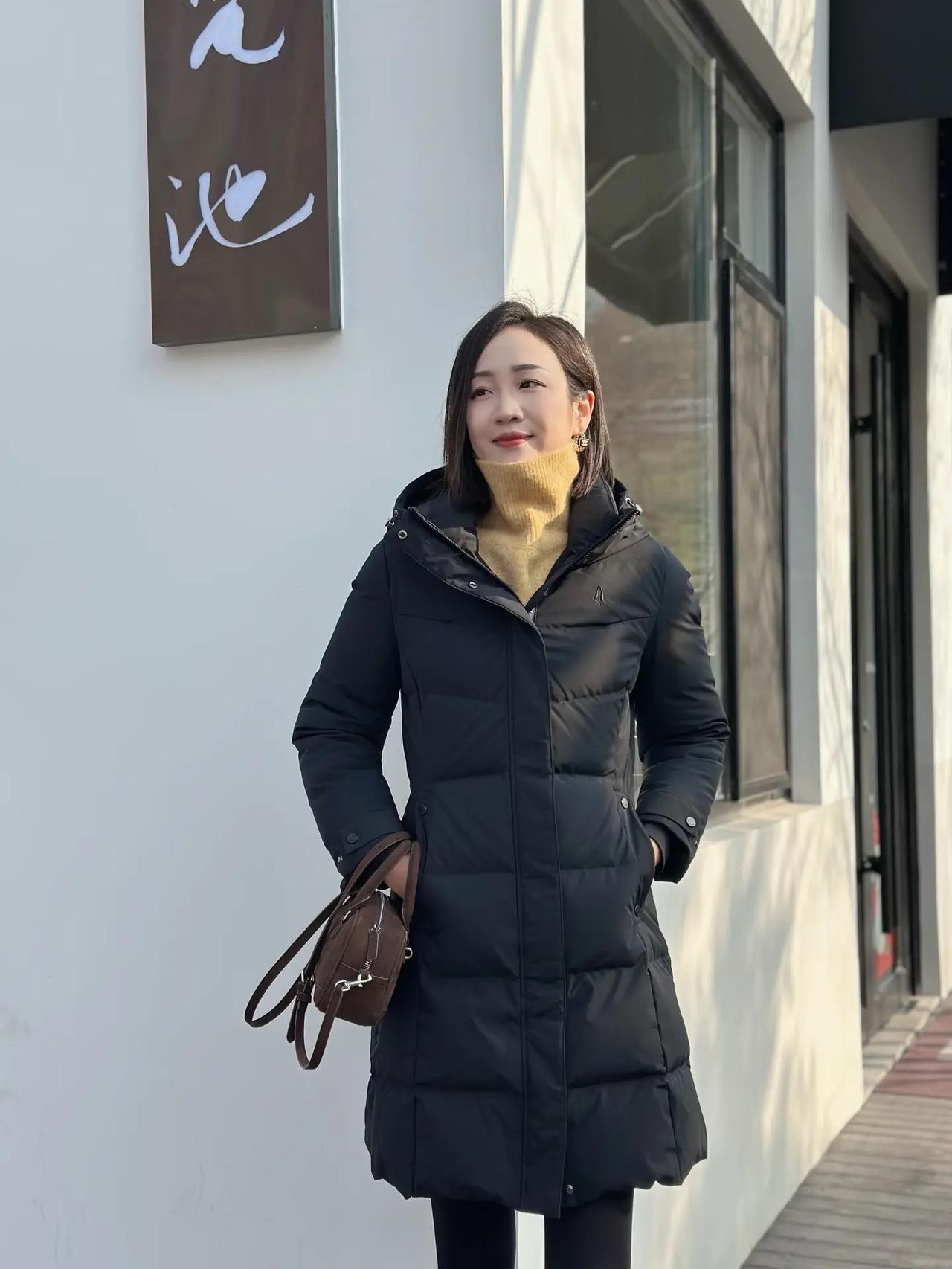 冬日穿搭指南：黑色羽绒服+米色毛衣，温暖又时尚！