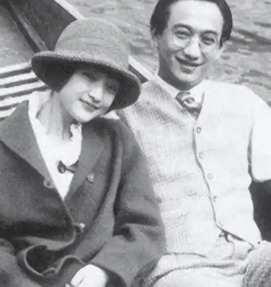 虽然徐志摩嫌弃张幼仪土气，但晚上却仍然跟她行“夫妻”之事，张幼仪晚年也曾回忆说：