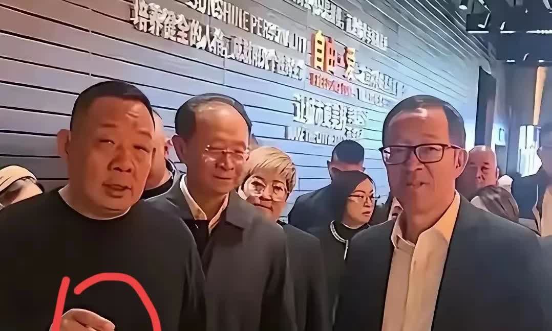 于东来力挺诋毁董宇辉的聂圣哲，这波操作真让人看不懂。要知道，董宇辉粉丝那可是相当