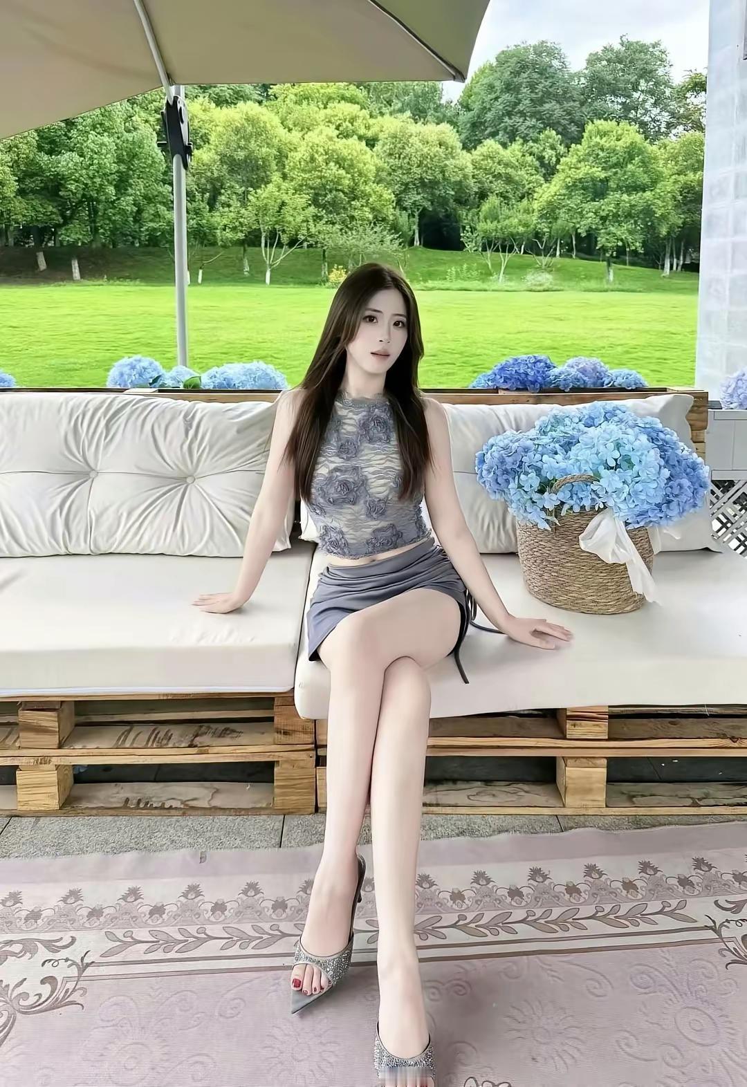 男人可以主动给，但女人不能直接要。男人一定要远离，还没结婚就问自己要钱的女人。当