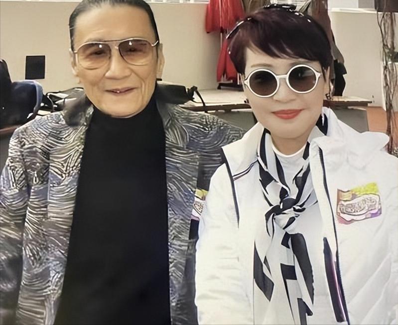 2000年，狄波拉改嫁轮到签字时却慌了神，扭头死死盯住台下的谢贤，只见谢贤非但不