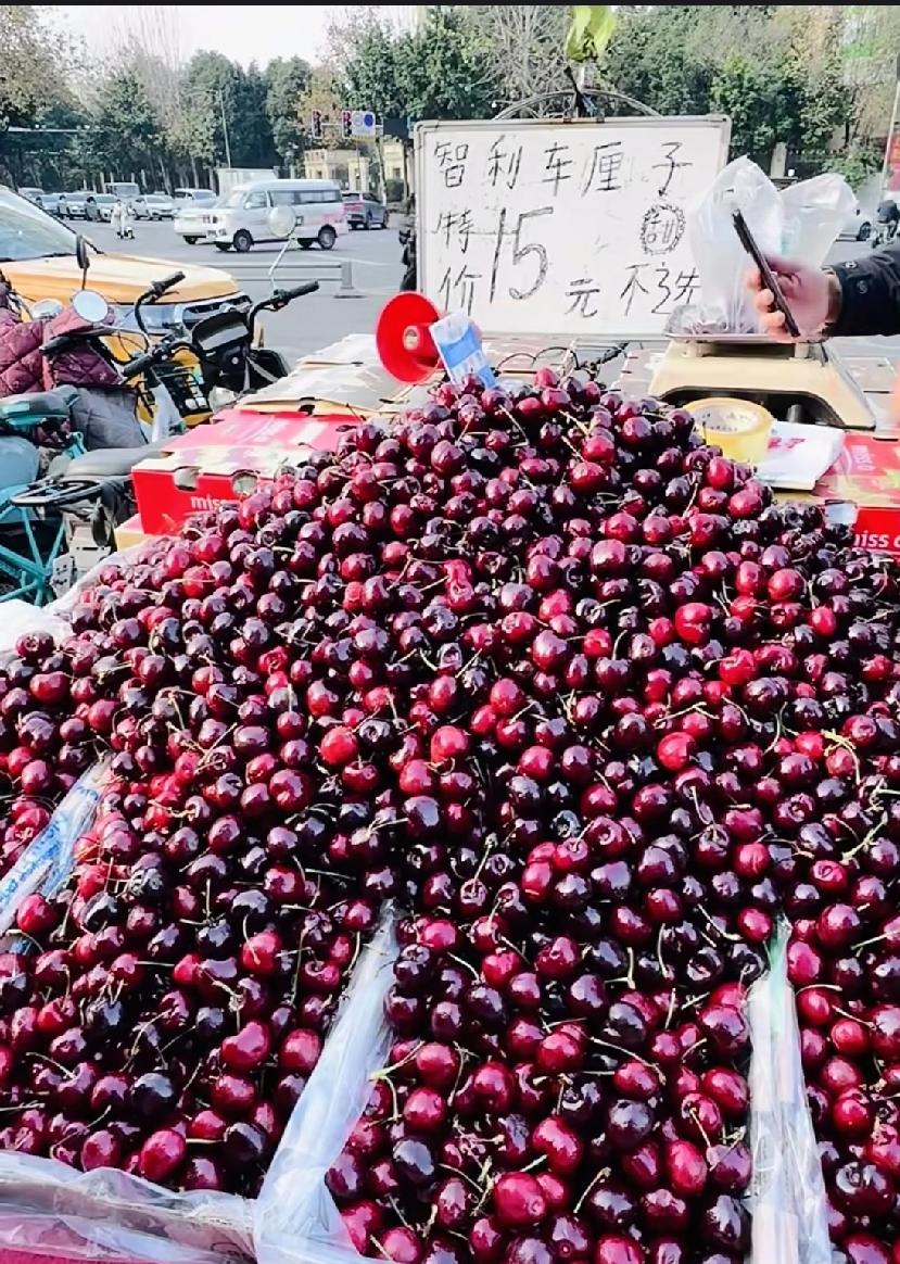 错峰吃车厘子！车厘子暴跌，合肥一天卖出15吨，现在还没过年，现在买了全炫嘴里，过