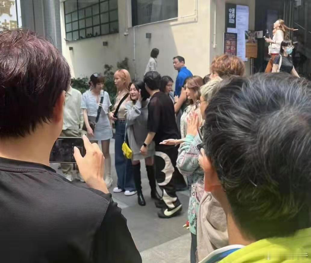 小S前往香港录节目，肚子上赘肉太抢眼，粉底都遮不住脸上法令纹，果然经历了一些事情