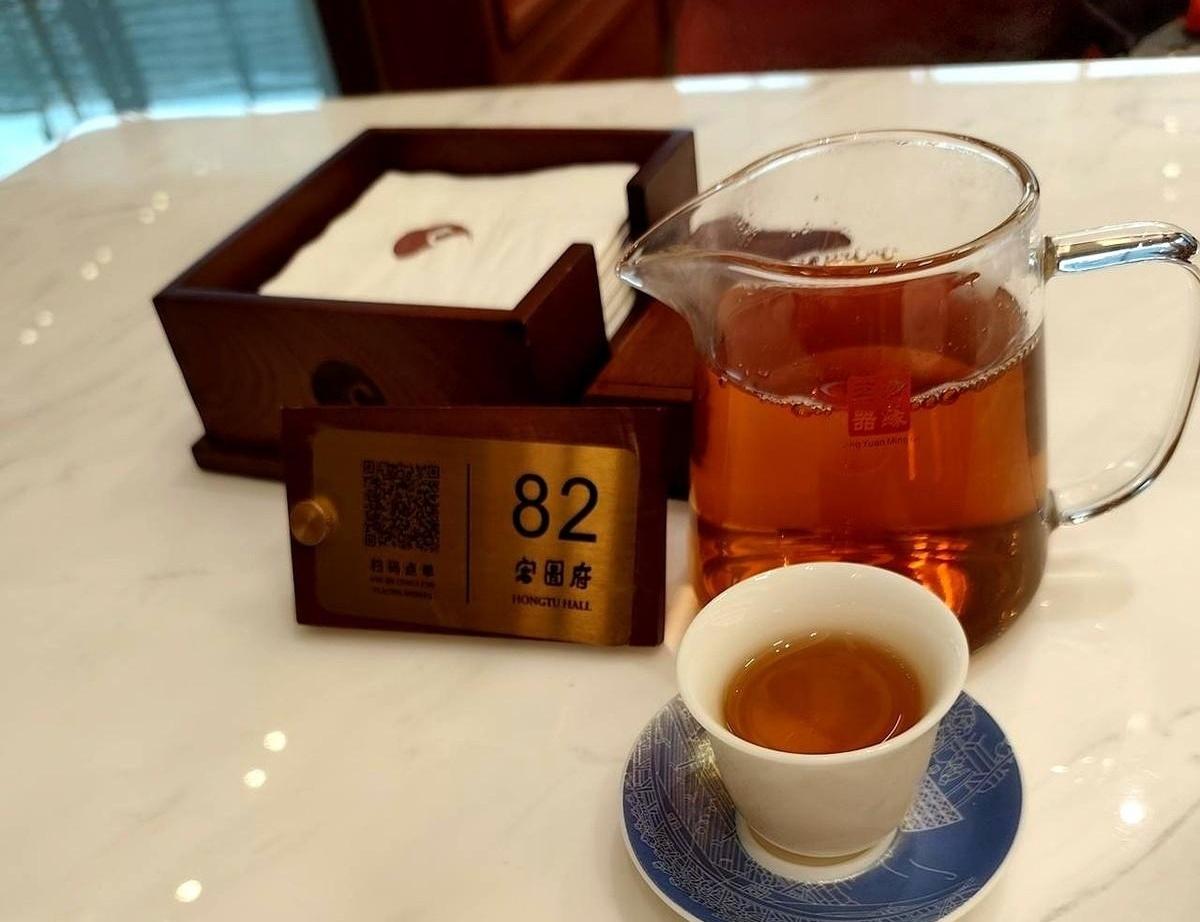 一份炒饭78，一份咕噜肉78，茶位费还得另掏50，一位刚退休的阿姨，为啥心甘情愿