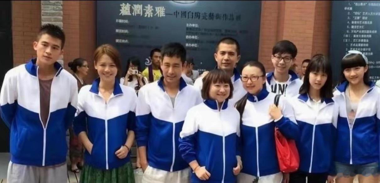 我的天，右边第一个是关晓彤吗？欧豪确实帅啊！