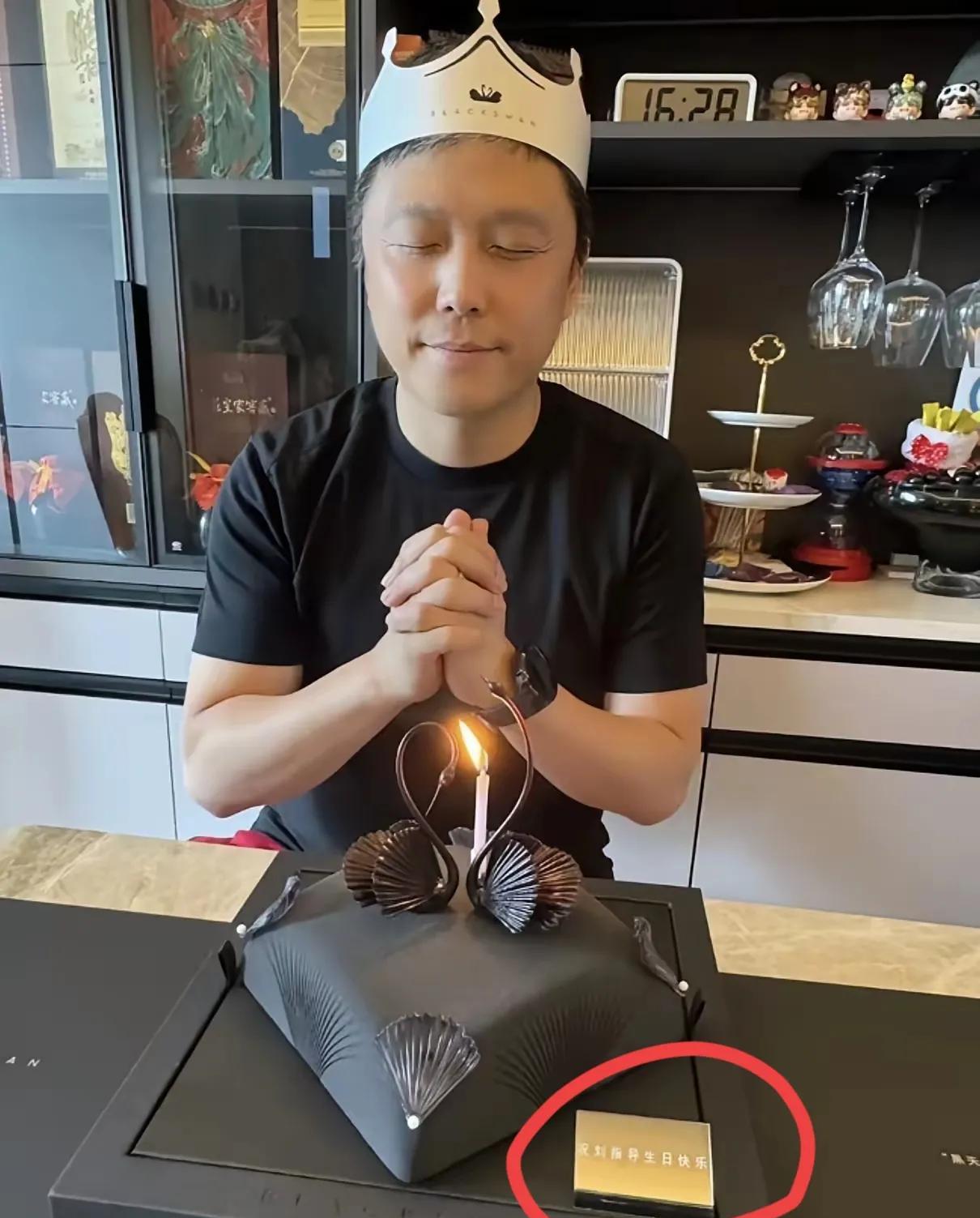 志强真幸福也吃上黑天鹅蛋糕了，猜测是逆子梁靖崑送的，估计是跟送孙颖莎黑天鹅的那个