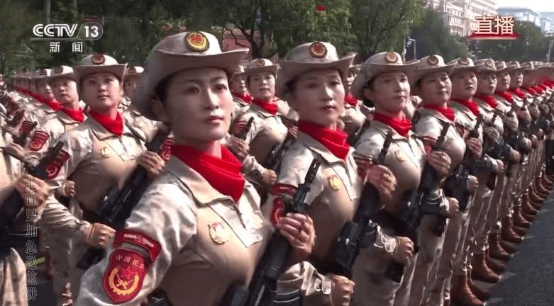 女兵们英姿飒爽！女兵方阵飒检阅部队​​​