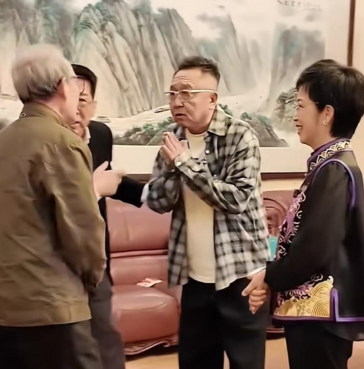 于谦真是人间清醒！亮相重阳晚会与姜昆热聊，一个"非主流"一个"主流"，按理