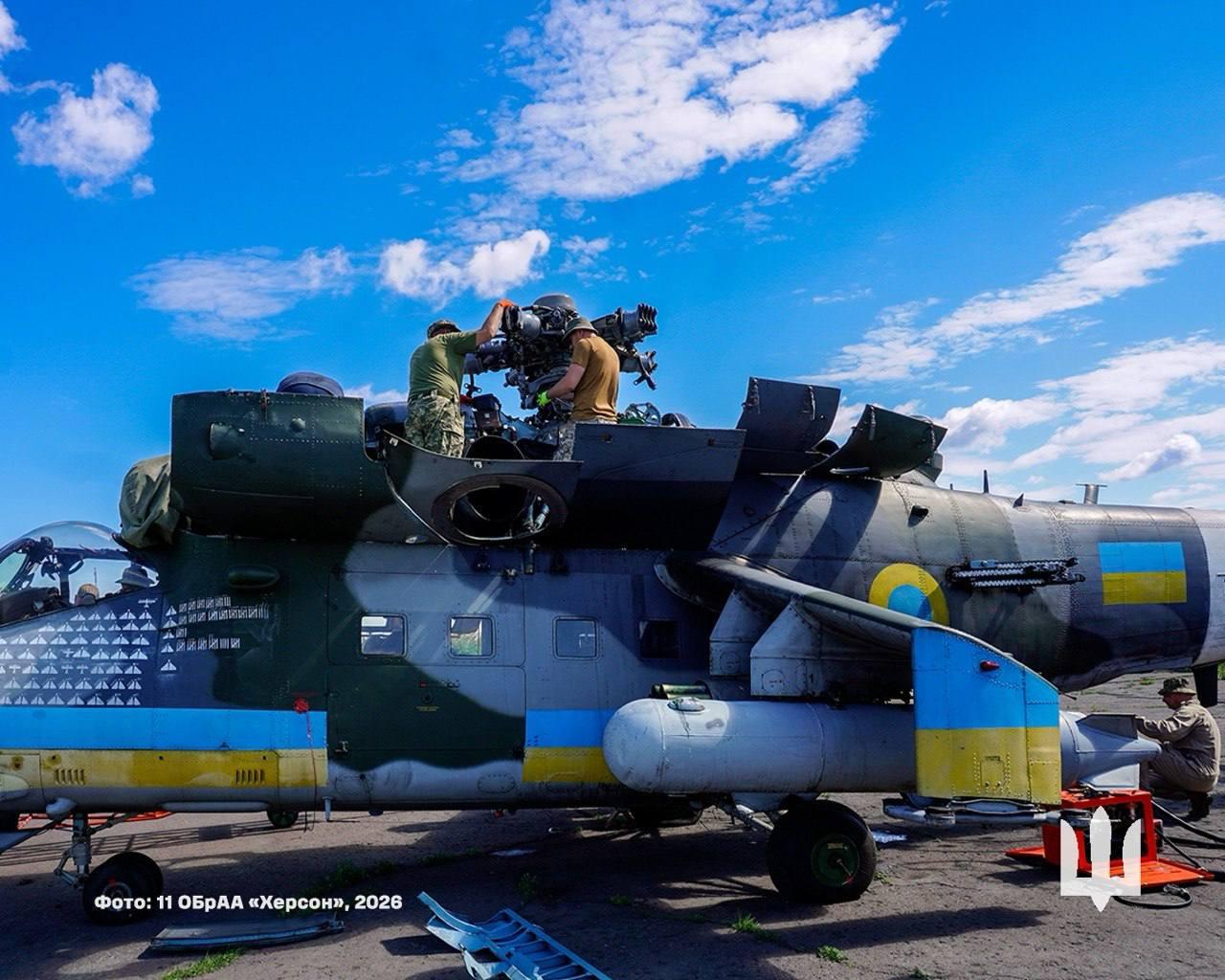 一架俄制米-24（Mi-24）雌鹿武装直升机在乌克兰武装部队中维护。这架直升机