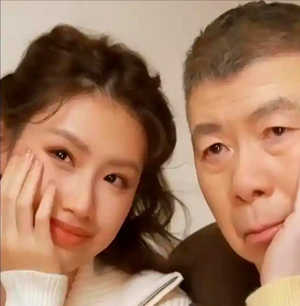 冯小刚养女一亮相，热搜全在刷“王楚然”，徐帆的评论区彻底炸了。一家三口首次