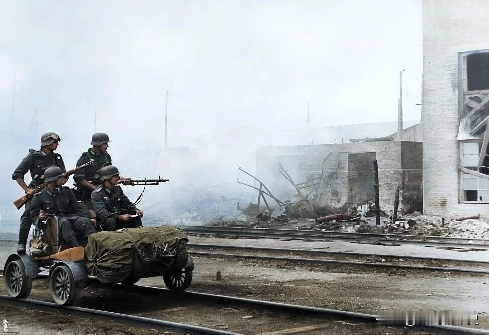 德军在敖德萨，1941年。1941年8月，罗马尼亚军队主力在德军支援下，对苏联黑