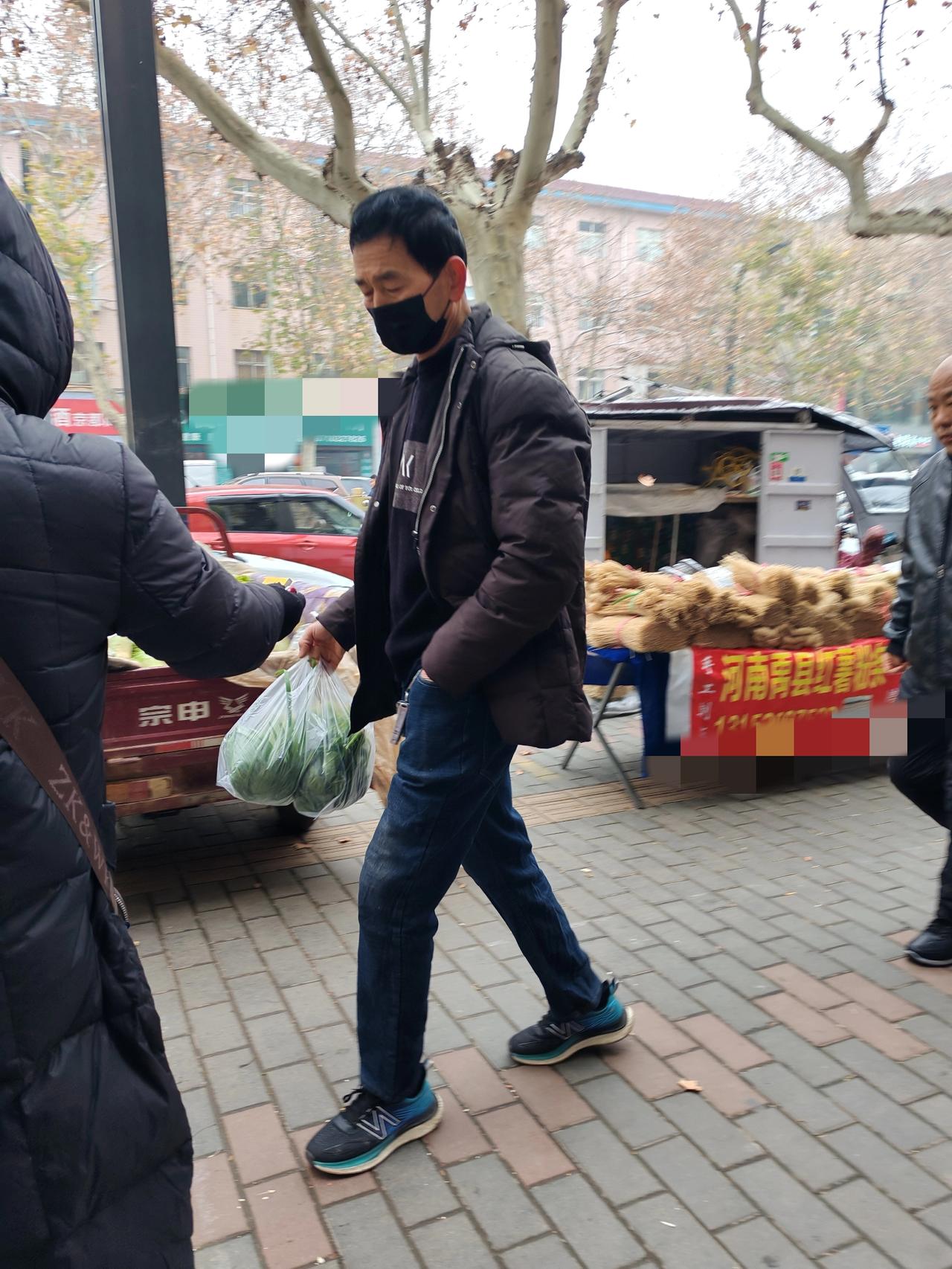 1月2日，坐标西安。今天上午出门吃早餐，在街上见到有趣的一幕，感觉现在赚点银子不