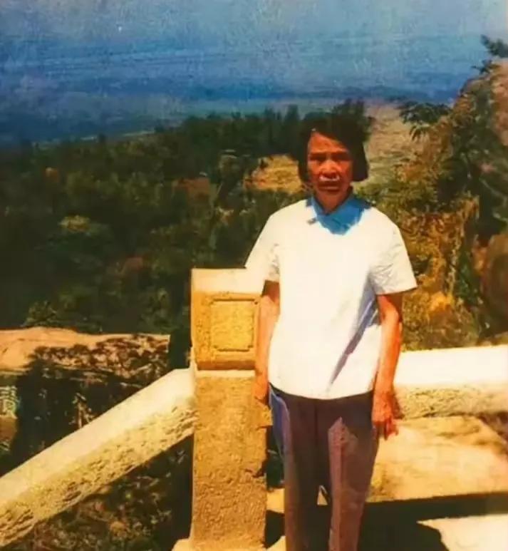 50岁的贺子珍略显苍老，照片拍摄于59年的庐山，曾是一代女侠。