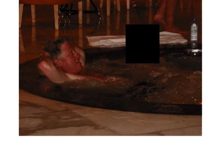 克林顿大量不雅照片被司法部公开！根据司法部命令，政府网站已经开始发布爱泼斯坦案