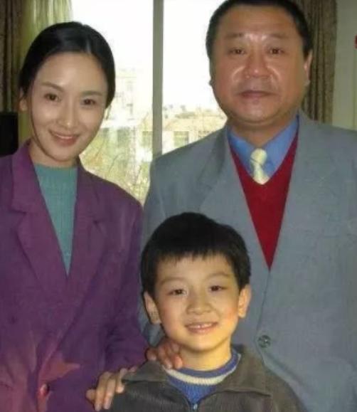 1988年，范伟和一个小护士去相亲，女方一言不发，筷子一下也没动，范伟一看又黄了