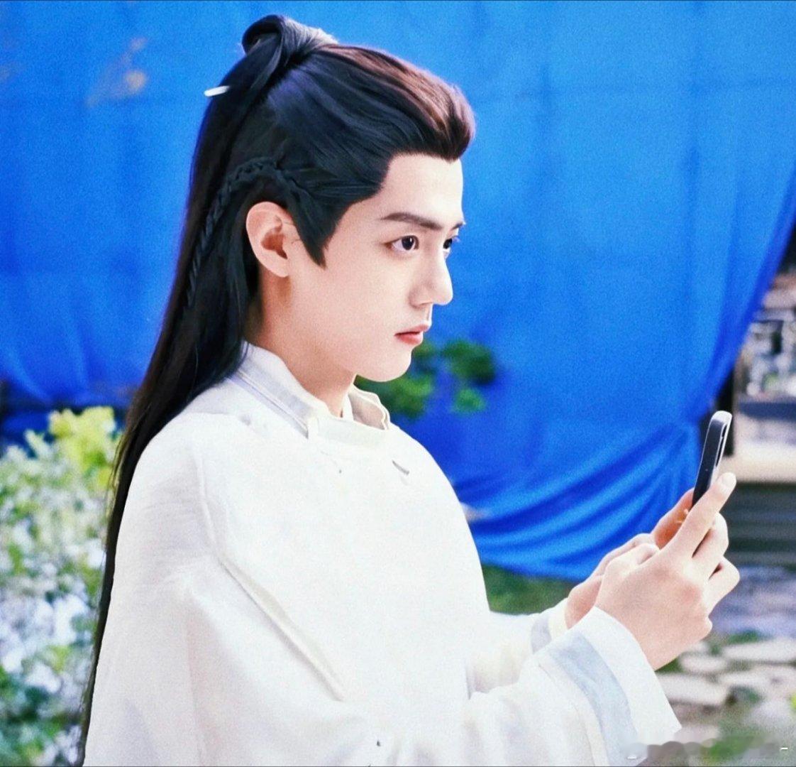 抓到一个在拍照的小影神官🥺🤲🏻