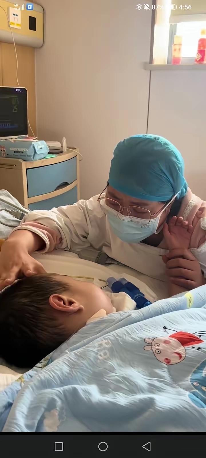 痛心，儿子得病在离世前几分钟，用微弱的眼神，一直看着妈妈的脸，好像在记住妈妈的容