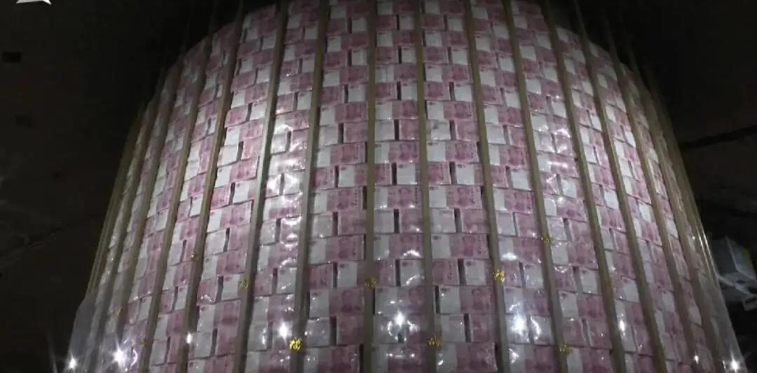 重庆李子坝地下33米藏战时金库！一只猫失足坠井，意外揭开尘封68年秘密，满墙亿元