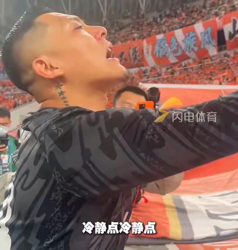 山东泰山出人意料1：1战平副班长青岛海牛之后，各类情绪完全爆发了。球迷对教练
