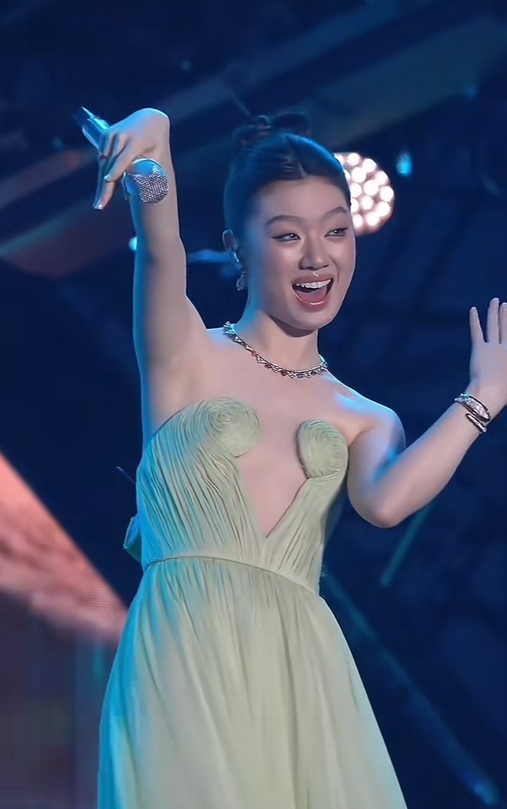 这丫头早晚毁在造型师手里，她的造型师还是一如既往的稳定发挥。​​​