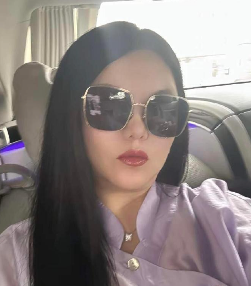 李湘深夜晒英伦豪宅，是不是太奢华了？李湘英伦独栋豪宅，里面超奢华，这让人有点