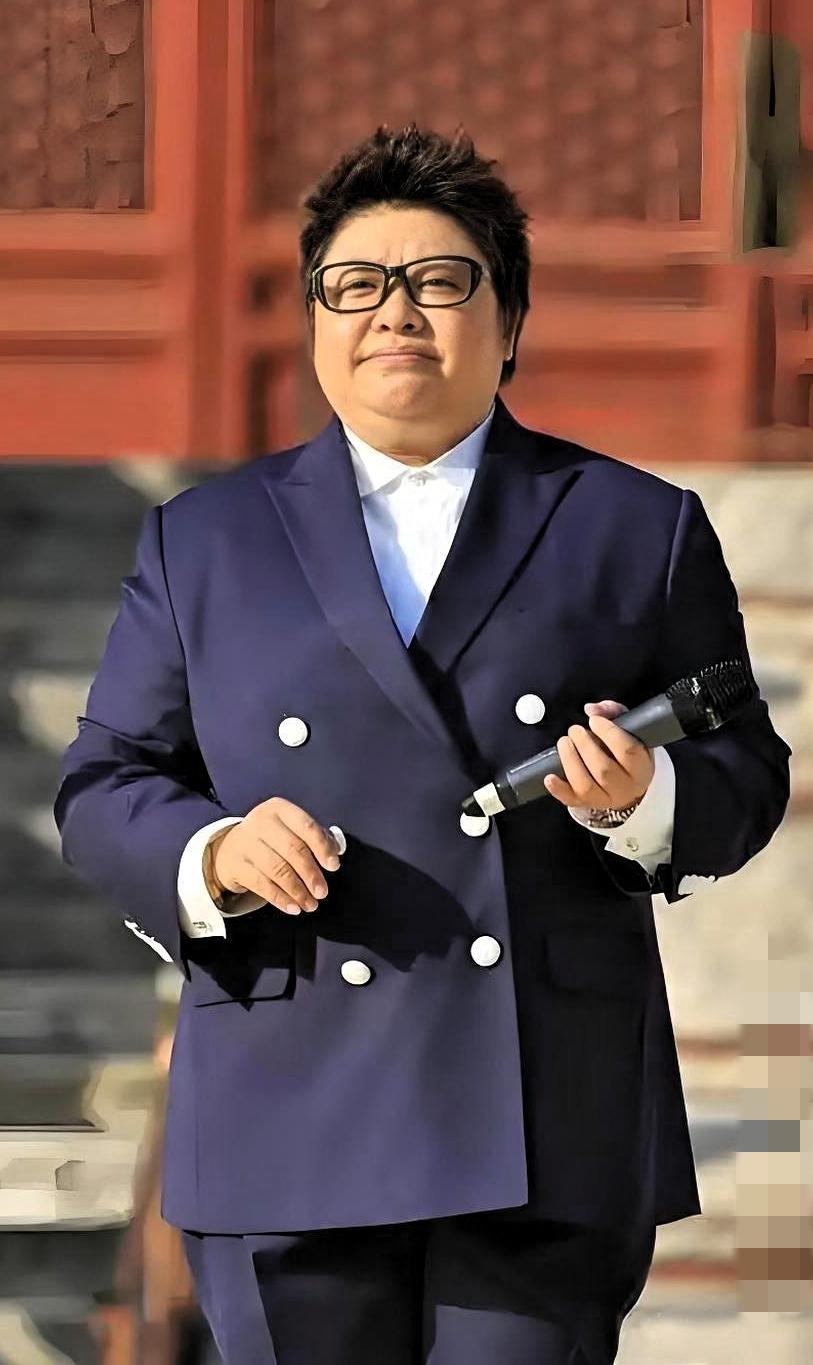 香港火灾后最让人破防的一幕！第一个冲出来扛事的，不是千亿大佬，而是永远靠谱的韩红